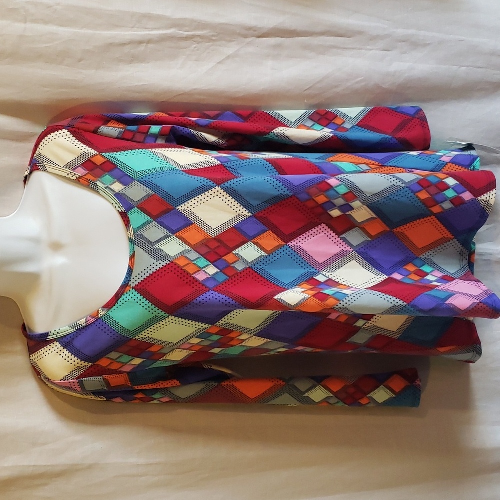 LuLaRoe Diamond Print Lynnae Top Size Skall - NEW
